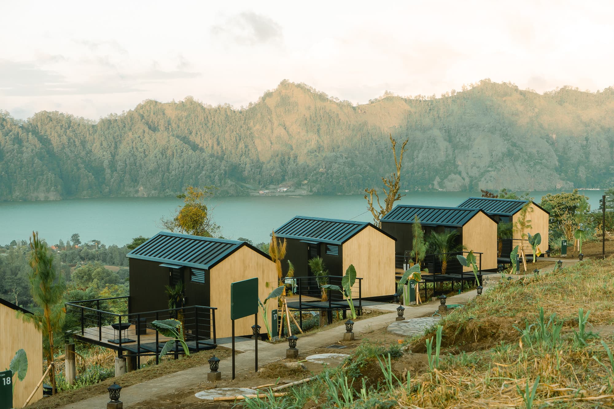Bobocabin Kintamani — cabin menghadap Gunung Batur saat senja