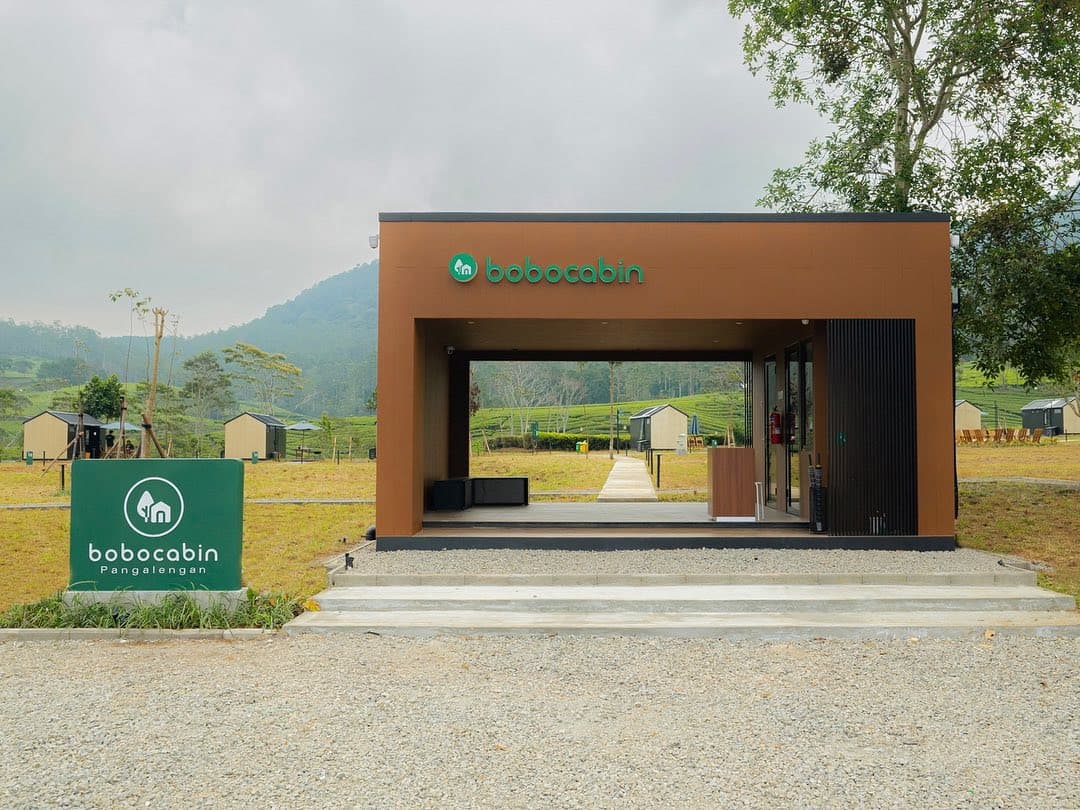 Bobocabin Pangalengan — area komunal di tengah kebun teh