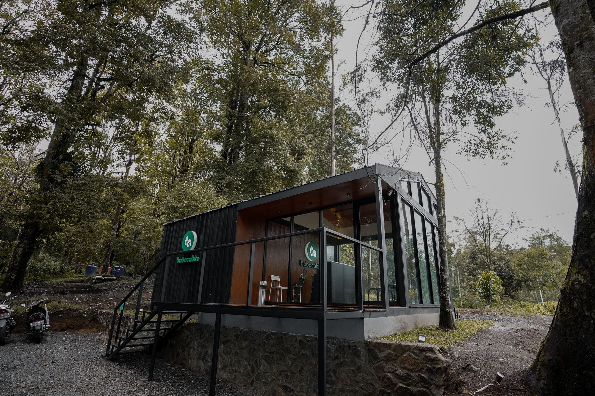 Bobocabin Ranca Upas โ cabin di tengah hutan pinus berkabut