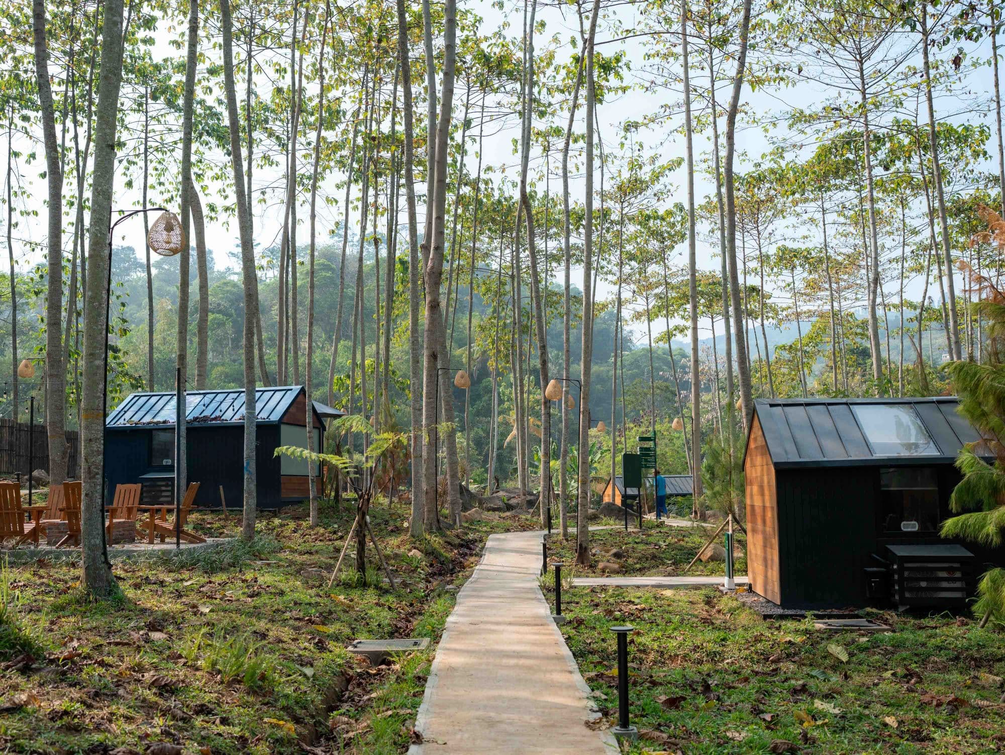 Bobocabin The Tavia Puncak — teras cabin menghadap lembah